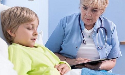 Médecin et fils à l'hôpital